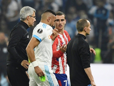 Le milieu de Marseille Dimitri Payet sort blessé et en larmes sous les yeux du buteur de l'Atletico Madrid Antoine Griezmann, en finale de l'Europa League, le 16 mai 2018 à Lyon - FRANCK FIFE [AFP]