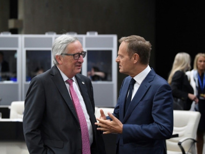 Le président de la Commission européenne, Jean-Claude Juncker (G) s'entretien avec le président du Conseil européen, Donald Tusk, le 17 mai 2017 à Sofia (Bulgarie) lors du sommet UE-Balkans - Dimitar DILKOFF [POOL/AFP]