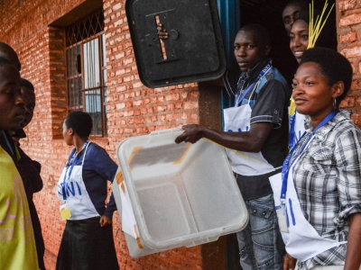Des agents électoraux dans un bureau de vote de Ngozi dans le nord du Burundi le 17 mai 2018 - STR [AFP]