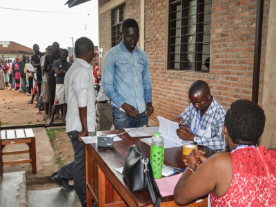 Des Burundais votent à Bujumbura le 17 mai 2018 - STR [AFP]
