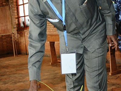 Le leader de l'opposition Agathon Rwasa vote à Ciri, dans le nord du Burundi, le 17 mai 2018 - - [AFP]