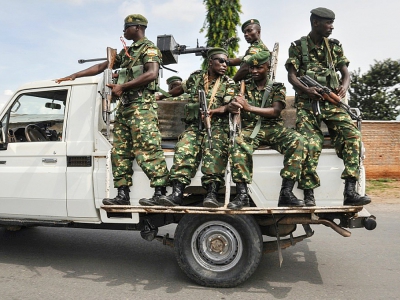 Des militaires patrouillent près d'un bureau de vote à Bujumbura, le 17 mai 2018 - STR [AFP]
