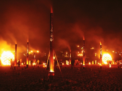 La compagnie Carabosse propose un spectacle de feu sur la plage. - Boris Abalain