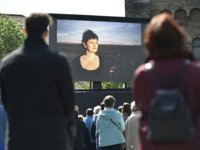 Le public assiste sur écran géant aux funérailles de Maurane, le 17 mai 2018 à Bruxelles - JOHN THYS [AFP]