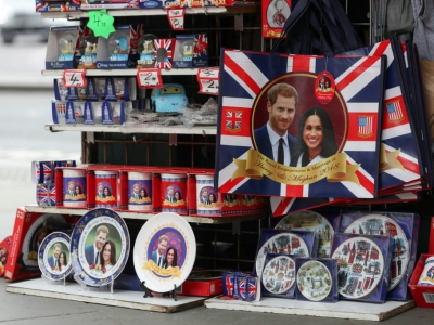 Des souvenirs vendus à Londres à la veille du mariage du prince Harry et Meghan Markle, le 16 mai 2018 - Daniel LEAL-OLIVAS [AFP]