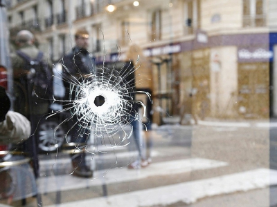 Un impact de balle dans une vitre d'un café au croisement de la rue Saint-Augustin et Monsigny à Paris, le 13 mai 2018, au lendemain de l'attaque jihadiste au couteau qui a fait un mort - Eric FEFERBERG [AFP]