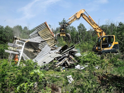 Un bulldozer détruit une maison de fortune le 17 mai 2018 lors de la deuxième opération d'expulsion de la ZAD de Notre-Dame-des-Landes (Loire-Atlantique) - Fred Tanneau [AFP]
