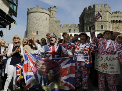 Des fans de la monarchie britanniques paradent à Windsor, le 18 mai 2018 - Tolga AKMEN [AFP]