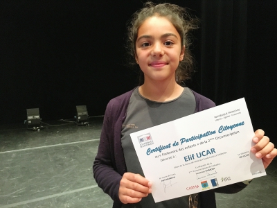 Elif Ucar, 11 ans, a reçu son certificat de participation citoyenne. - Solenn Boulant