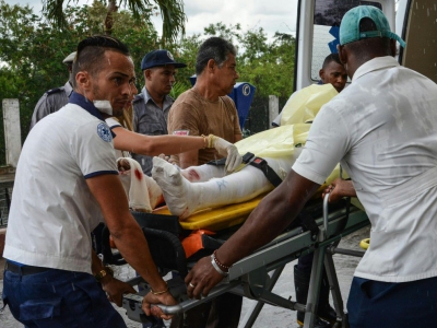 Un survivant du crash arrive à l'hôpital à La Havane, le 18 mai 2018 - Marcelino VAZQUEZ [ACN/AFP]
