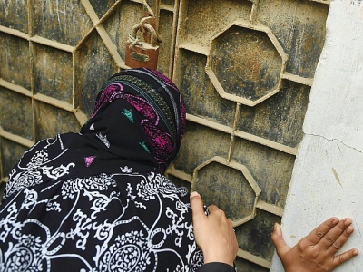 L'ancienne détenue Asma Nawab embrasse la porte de sa maison qu'elle va retrouver, à Karachi au Pakistan, le 7 avril 2018 - RIZWAN TABASSUM [AFP]