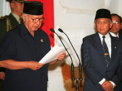 Le président Suharto annonce sa démission au palais présidentiel de Jakarta, le 21 mai 1998 - AGUS LOLONG [AFP/Archives]