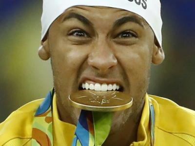 Neymar avec sa médaille d'or aux Jeux de Rio, avec son bandeau "100% Jésus", le 20 août 2016 à Rio de Janeiro - Odd Andersen [AFP/Archives]