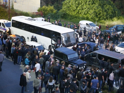 Des supporters et des policiers entourent le car des joueurs du Havre qui arrivent au stade d'Ajaccio, le 18 mai 2018 - PASCAL POCHARD-CASABIANCA [AFP/Archives]