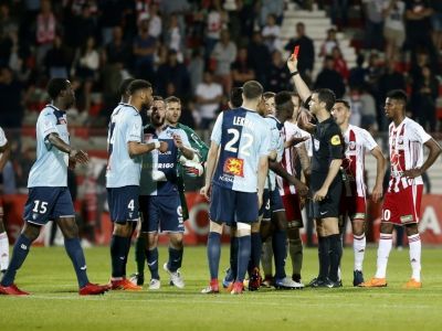 L'arbitre de la rencontre AC Ajaccio-Le Havre adresse un carton rouge au Havrais Jean-Philippe Mateta, en barrage de Ligue 2, le 20 mai 2018 en Corse - PASCAL POCHARD-CASABIANCA [AFP]