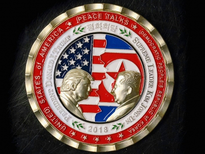 Médaille frappée aux Etats-Unis célébrant la rencontre historique entre le président américain Donald Trump et son homologue nord-coréen Kim Jong Un, prévue le 12 juin 2018 - STR [AFP]