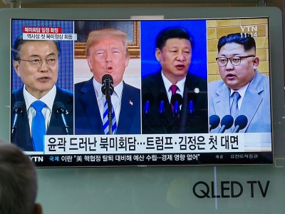 De gauche à droite, une télévision à Séoul montre le 11 mai 2018 les présidents sud-coréen Moon Jae-in, américain Donald Trump et chinois Xi Jinping, et le dirigeant nord-coréen Kim Jong Un - KIM Sue-han [AFP/Archives]