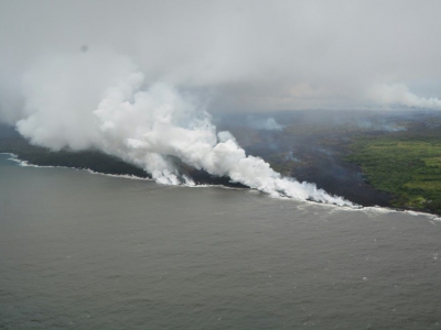 Cette photo fournie par l'USGS le 20 mai 2018 montre le phénomène de "laze", des fumées acides dégagées lorsque la lave touche l'eau - Handout [US Geological Survey/AFP/Archives]