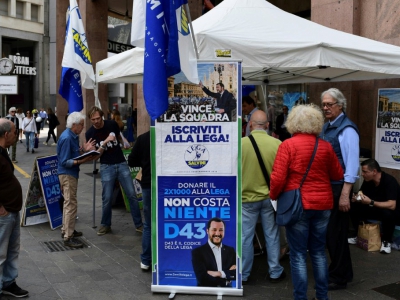 Consultation des électeurs sur le programme commun de gouvernement sur un stand de la Ligue dans le centre de Milan le 20 mai 2018 - MIGUEL MEDINA [AFP]