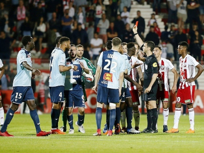 Le Havrais Jean-Philippe Mateta écope d'un carton rouge, lors du barrage de Ligue 2 Ajaccio-Le Havre, disputé en Corse, le 20 mai 2018 - PASCAL POCHARD-CASABIANCA [AFP]