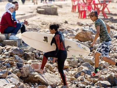 Rim Bechar, membre du Rabat Surf Club, sur la plage après une séance de surf,  le 1er avril 2018 à Rabat, au Maroc - FADEL SENNA [AFP]