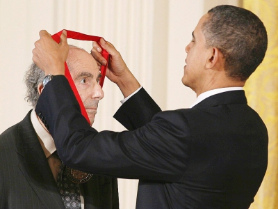 Le 2 mars 2011, le président américain Barack Obama décore l'écrivain américain Philip Roth de la médaille nationale des arts à la Maison Blanche - MARK WILSON [GETTY IMAGES NORTH AMERICA/AFP/Archives]