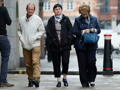 Les parents de Sophie Lionnet, Catherine Devallonné (c) et Patrick Lionnet (g), arrivent au tribunal de Londres, le 24 mai 2018 pour le procès de ses meurtriers, Sabrina Kouider et Ouissem Medouni - Daniel LEAL-OLIVAS [AFP]