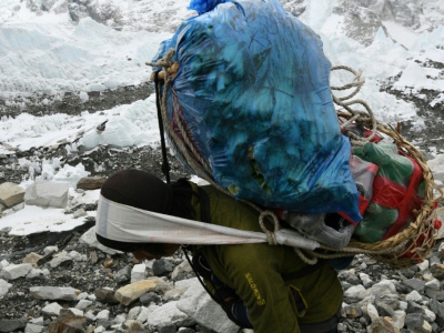 Des porteurs acheminent les vivres au camp de base de l'Everest, le 25 avril 2018 au Népal - PRAKASH MATHEMA [AFP]