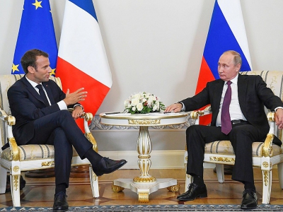 Le président russe Vladimir Poutine avec son homologue français Emmanuel Macron le 24 mai 2018 à Saint-Pétersbourg - Kirill KUDRYAVTSEV [POOL/AFP]