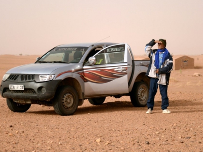 Un chasseur de météorites près de M'hamid el Ghizlane, le 25 mars 2018 au Maroc - FADEL SENNA [AFP]