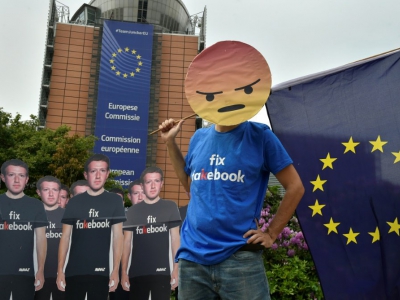 Manifestation du collectif Avaaz devant le siège de l'UE à Bruxelles, le 22 mai 2018, jour où le patron de Facebook a présenté ses excuses pour les lacunes du réseau social - JOHN THYS [AFP]
