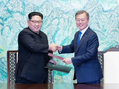 L président sud-coréen Moon Jae-in (d) et le leader nord-coréen Kim Jong Un échangent des documents signés pendant le sommet intercoréen, le 27 avril 2018 à Panmunjom - Korea Summit Press Pool [Korea Summit Press Pool/AFP/Archives]