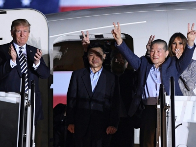 Donald et Melania Trump accueillent les trois Américains libérés par la Corée du Nord, à la base aérienne d'Andrews aux États-Unis le 10 mai 2018 - SAUL LOEB [AFP/Archives]