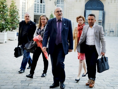 Luc Bérille (C), secrétaire général du syndicat Unsa, à son arrivée à Matignon le 25 mai, à Paris - FRANCOIS GUILLOT [AFP]