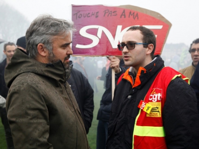 Le député La France insoumise Alexis Corbière (G) avec un syndicaliste CGT de la SNCF lors d'une manifestation, à Paris le 9 avril 2018 - STR [AFP/Archives]
