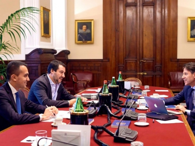 Une photo publiée sur la page Facebook du M5S montre le Premier ministre désigné Giuseppe Conte (à droite) au cours d'une réunion avec les leaders du M5S Luigi Di Maio (à gauche) et de la Ligue Mateo Salvino (au centre), le 25 mai 2018 à Rome - HO [FACEBOOK/AFP]