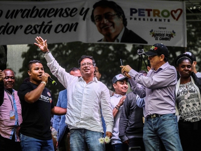 Le candidat de la gauche à la présidentielle Gustavo Petro (c) lors d'un meeting de campagne, le 16 mai 2018 à Medellin, en Colombie - JOAQUIN SARMIENTO [AFP/Archives]