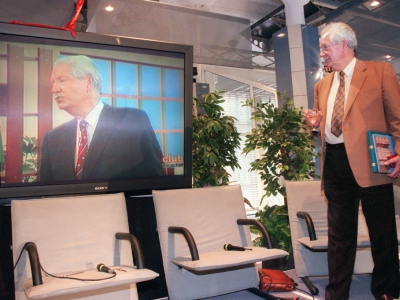 Pierre Bellemare lors du lancement de sa chaîne Club Téléachat le 24 octobre 1994 - Jacques DEMARTHON [AFP/Archives]