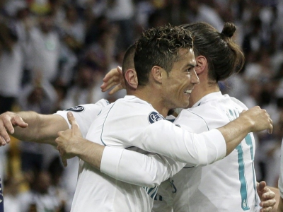 Cristiano Ronaldo (g) congratule Gareth Bale autuer dun doublé avec le Real Madrid contre Liverpool en finale de C1, le 26 mai 2018 à Kiev - Isabella BONOTTO [Update Images Press/AFP]