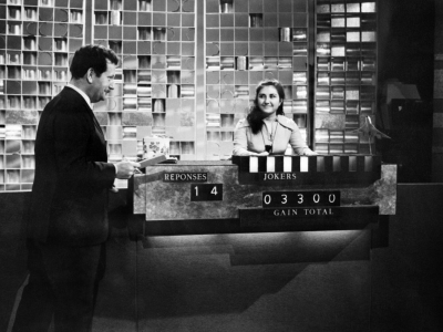Pierre Bellemare présentant le jeu télévisé "Pas une seconde a perdre" le 1er mars 1968 - - [AFP/Archives]
