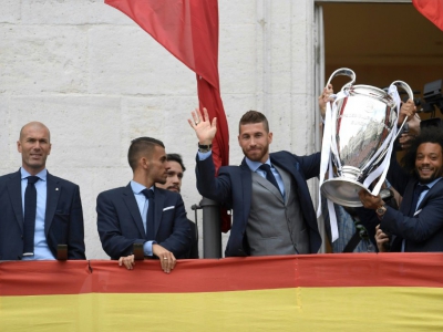 Les défenseurs du Real Sergio Ramos et Marcelo montrent le trophée de la Ligue des champions aux supporters, le 27 mai 2018 à Madrid - OSCAR DEL POZO [AFP]