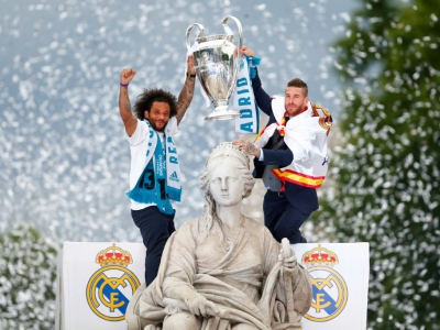 Les défenseurs du Real Marcelo et Sergio Ramos avec le Trophée de la Ligue des champions, Plaza de Cibeles, le 27 mai 2018 à Madrid - BENJAMIN CREMEL [AFP]