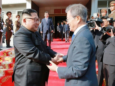 Le 26 mai 2018, le président sud-coréen Moon Jae-in (D) et le dirigeant nord-coréen Kim Jong Un ont créé la surprise en se rencontrant dans le village de Panmunjon marque qui la frontière avec la Corée du Sud - - [KCNA VIA KNS/AFP]