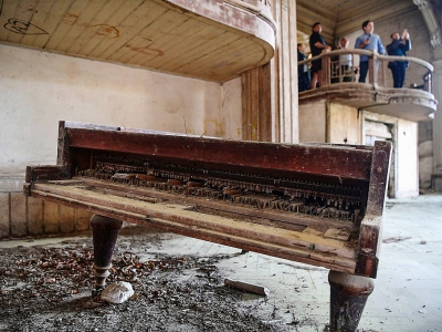 Piano de la salle de bal de l'ancien orphelinat grec-orthodoxe Prinkipo, le 14 avril 2018, à Büyükada (Turquie) - OZAN KOSE [AFP/Archives]