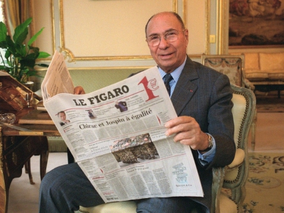Serge Dassault posant avec un exemplaire de son journal "Le Figaro" le 5 février 2002 - JOEL ROBINE [AFP/Archives]