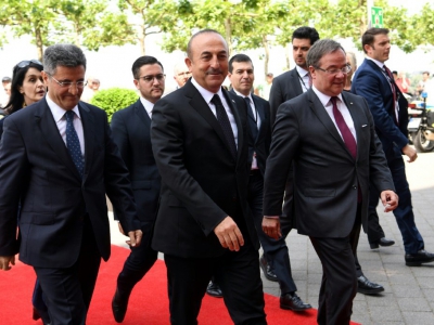 Le ministre turc des Affaires étrangères Mevlut Cavusoglu (c) à SOlingen, en Allemagne, le 29 mai 2018 - [AFP]