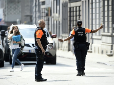 Des policiers détournent le trafic automobile à Liège le 29 mai 2018 à proximité des lieux où un homme a tué deux policières et le passager d'une voiture. - JOHN THYS [AFP]