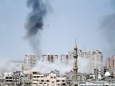 Photo prise le 29 mai 2018 depuis Gaza montrant de la fumée s'élevant au dessus de la ville après une frappe israélienne sur l'enclave palestinienne - THOMAS COEX [AFP]
