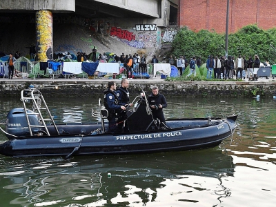 La police patrouille sur un zodiac lors de l'évacuation du campement de migrants du Millénaire, à Paris, le 30 mai 2018 - GERARD JULIEN [AFP]