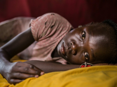 Angelina Anyanya, qui souffre d'épilepsie, allongée sur un lit au camp de Mahad, à Juba, au Soudan du Sud, le 17  avril 2018 - Stefanie Glinski [AFP]